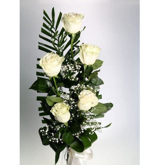 5 bielych ruží s dekoráciou