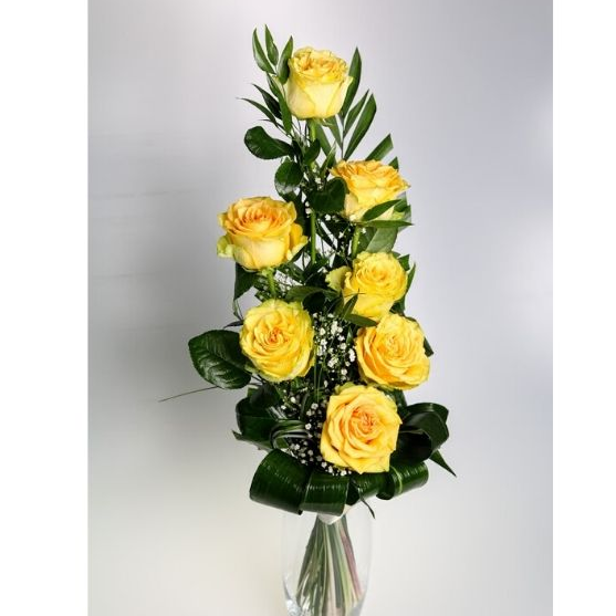 7 žltých ruží s dekoráciou