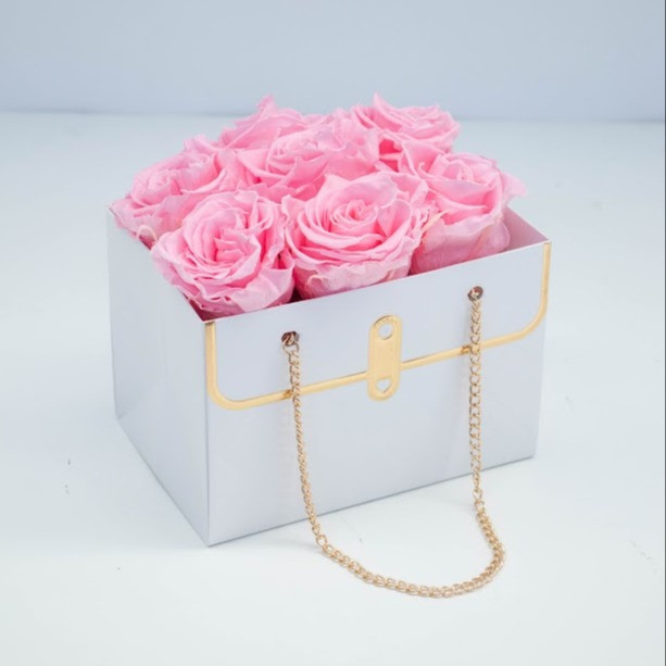 Stabilizované ružové ruže v boxe  - Mini kabelka