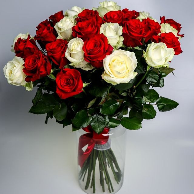 Kytica ruží bielo-červená