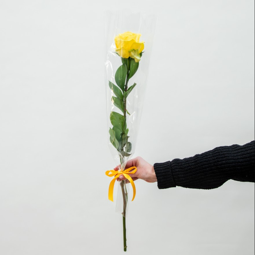 Ozdobená ruža v celofáne žltá - 10ks