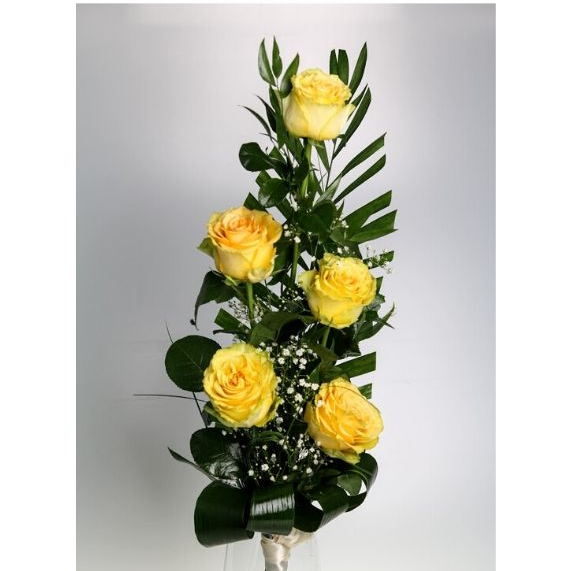 5 žltých ruží s dekoráciou